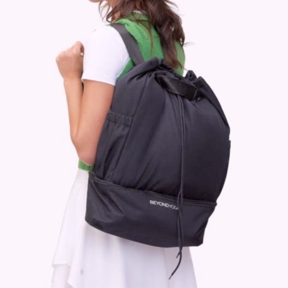 NWT Beyond Yoga Convertible Backpack Tote Gym Yoga Bag Black NWT